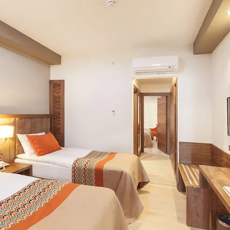 Resort Royal Palace Side